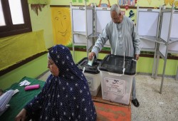 انتخابات "المال السياسي" و"الهندسة الأمنية".. نظام السيسي يعيد تدوير برلمانه باعتقال 120 من أنصار المرشحين في مسرحية "إعادة التصويت"