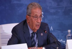 حتى "عمرو موسى" يستاء من المسرحية.. الأمين العام الأسبق للجامعة العربية ينسف "شرعية" المجالس النيابية ويطالب بإعادة الانتخابات