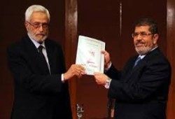 بعد استغلالها لتشويه حكم "الإخوان".. حقيقة مشاركة أمل كلوني في كتابة دستور 2012 