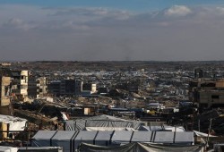 الجارديان || سواء حُوصِر الفلسطيني داخل غزة أو خارجها.. يتقلّص العالم حوله يومًا بعد يوم