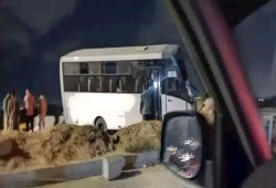 حادث تصادم أمام دار أيتام بالدقهلية يصيب 6 أشخاص.. وتحذيرات من إهمال الطرق الداخلية رغم مليارات التطوير