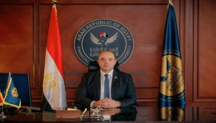 السيسي يسطو على صناديق "الأيتام والطلاب".. قرار إجباري بالمقامرة بأموال التأمين في البورصة لإنقاذ الاقتصاد المنهار