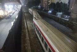 توقف قطارات الصعيد بعد خروج 3 عربات عن القضبان بالجيزة .. ومواطنون: فلوس التذاكر فين؟ (فيديو)