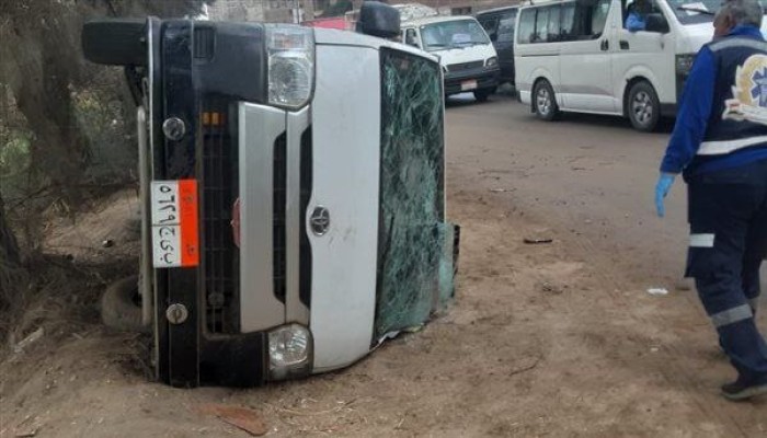 إصابة 11 شخصًا في انقلاب ميكروباص بطوخ بالقليوبية
