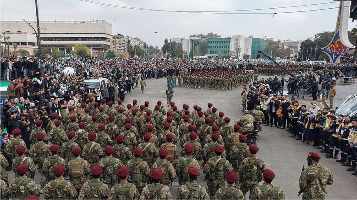 فيديو || الجيش السوري يهتف لغزة خلال الذكرى الأولى لانتصار الثورة السورية وسط قلق إسرائيلي