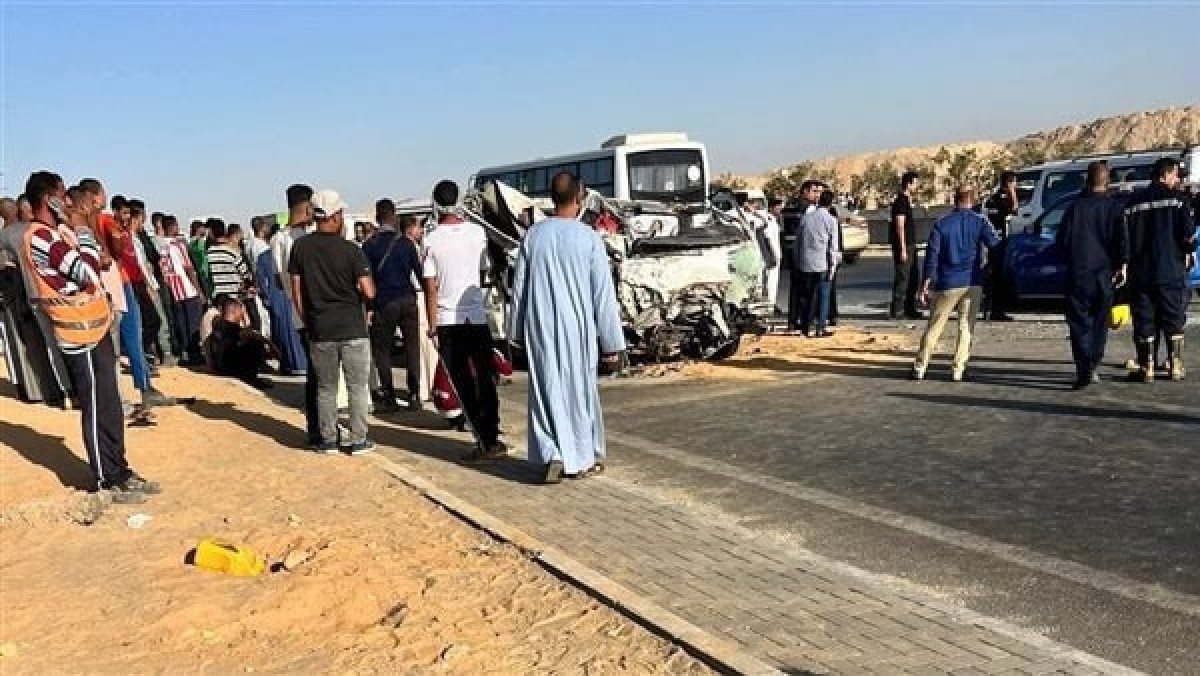 إصابة 14 شخصًا في حادث انقلاب ميكروباص بالعريش