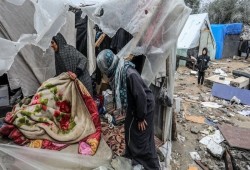 معاناة غزة تتفاقم تحت المطر..  جوع وغرق خيام وحصار صهيوني وعالم أصم!!