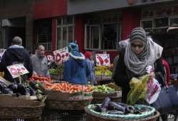 في ظل موجات الغلاء المتتالية..  كيف يعيش المصريون بـ 7 آلاف جنيه شهريًا؟