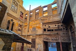 قرار بحذف بيوت تاريخية من قوائم الحماية يعيد الجدل حول مصير القاهرة القديمة