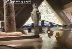 تزامنا مع غرق وثائق تاريخية في اللوفر.. نشطاء ينشرون فيديو لرمسيس وهو يستحم في المتحف المصري الكبير