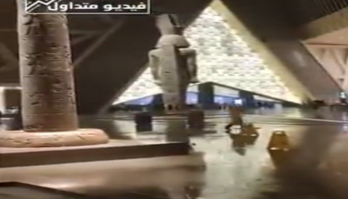 تزامنا مع غرق وثائق تاريخية في اللوفر.. نشطاء ينشرون فيديو لرمسيس وهو يستحم في المتحف المصري الكبير