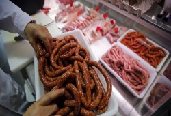 الكبدة واللانشون والسجق.. قنابل موقوتة في أمعاء المصريين