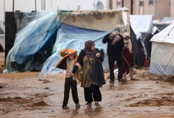 غزة تغرق في "طوفان البرد والجوع".. الاحتلال والمنخفض الجوي يفتكان بمليون ونصف نازح وسط صمت العالم