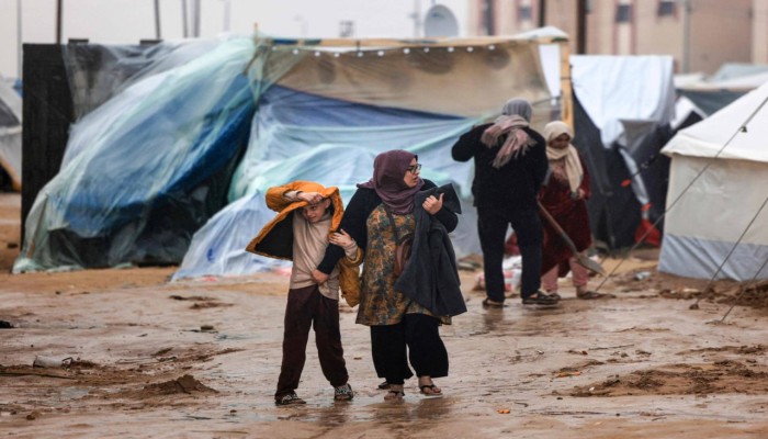 غزة تغرق في "طوفان البرد والجوع".. الاحتلال والمنخفض الجوي يفتكان بمليون ونصف نازح وسط صمت العالم