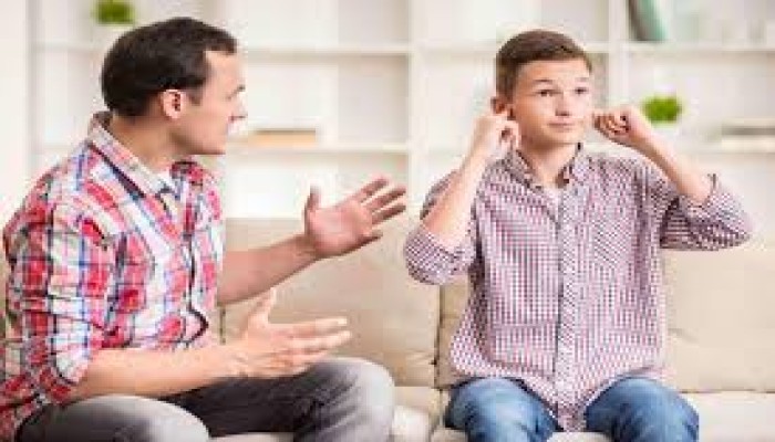 10 أسباب لتمرد ابنك في مرحلة المراهقة 