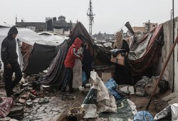 فيديو || شتاء بلا سقف.. خيام غزة تغرق والأطفال يرتجفون: مأساة إنسانية تتفاقم تحت المطر والبرد