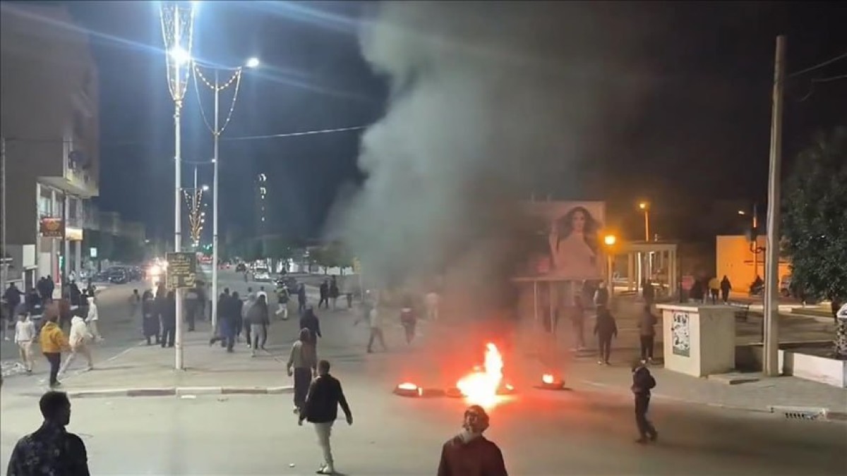 تونس: اعتقال 21 شخصًا بعد احتجاجات في القيروان إثر وفاة شاب على يد الأمن