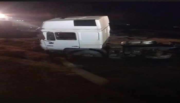 قطار مطروح يخرج عن القضبان ويصطدم بسيارة نقل محمّلة بأعمدة حديدية.. تهديد أرواح الركاب مستمر