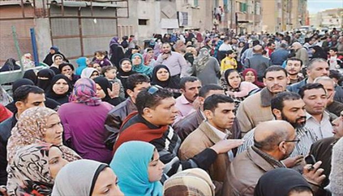 بالأرقام والبيانات.. لماذا ينظر السيسي إلى النمو السكاني باعتباره "مشكلة" لا أداة لتحقيق النهضة؟ 
