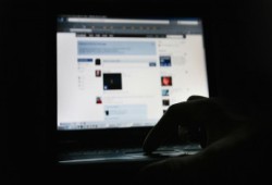 مصر تستهدف نشاط "جيل زد" على الإنترنت بالاعتقالات والمراقبة