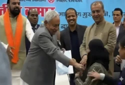 فيديو || رئيس وزراء بيهار الهندية ينزع نقاب طبيبة مسلمة ويثير غضبًا واسعًا