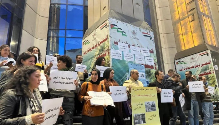 وقفة احتجاجية لصحفيي "البوابة نيوز" على سلالم النقابة بالقاهرة للمطالبة بالحد الأدنى للأجور