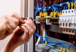 مجلس الشيوخ يغلظ عقوبات تأخير فواتير الكهرباء..الفقراء المتضرر الأكبر والفاسدون والأغنياء في مأمن