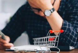 "الركود العظيم" يضرب أسواق الغذاء.. سياسات "التجويع" الحكومية تغرق المصانع وتجبر المصريين على أكل "السموم الرخيصة"