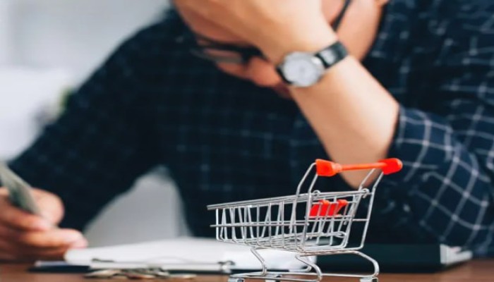 "الركود العظيم" يضرب أسواق الغذاء.. سياسات "التجويع" الحكومية تغرق المصانع وتجبر المصريين على أكل "السموم الرخيصة"