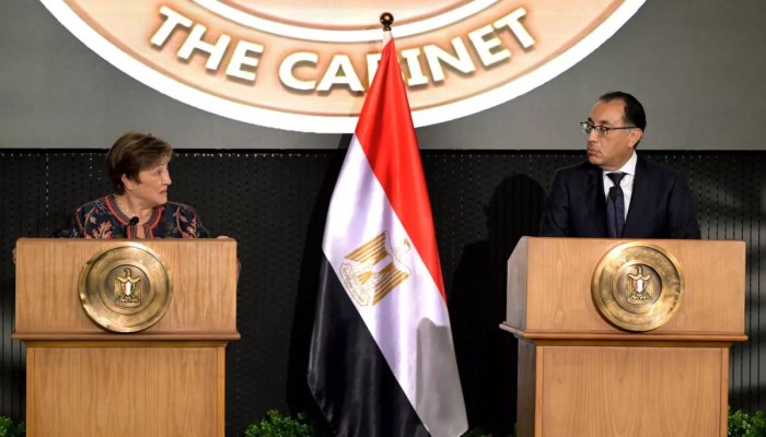 رضوخ كامل للإملاءات الخارجية.. الحكومة تفرط بعدة مشاريع قومية بـ ملياري دولار لإرضاء صندوق النقد