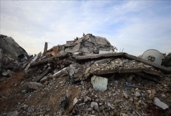 فقدان 3 فلسطينيين إثر انهيار مبنى متضرر من الأمطار  شمالي غزة