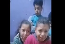 فيديو لأم تعرض أبناءها للبيع يشعل الغضب ويكشف عمق الأزمة المعيشية