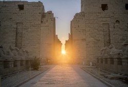 الشمس تتعامد على "آمون" وتضيئ معبده في الأقصر وتخلف موعدها مع "قارون" بالفيوم بسبب الغيوم