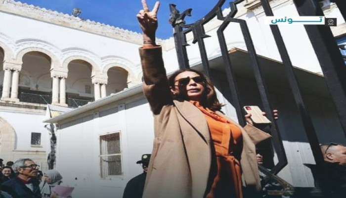 "معركة الأمعاء الخاوية"..  32 محاميًا تونسيًا يدشنون إضرابًا جماعيًا عن الطعام رفضًا لـ"تكميم الأفواه" وهيمنة السلطة على القضاء
