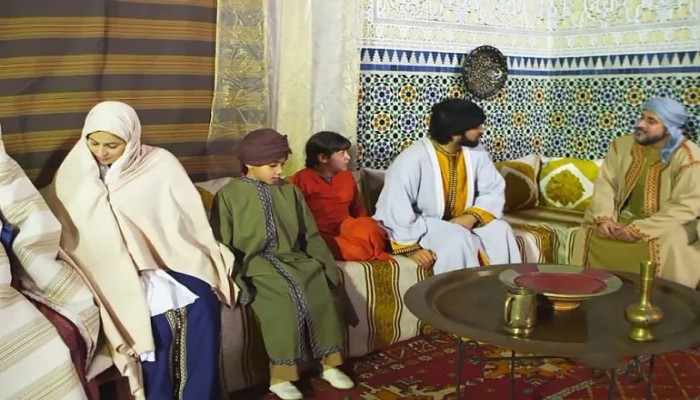 زرياب يعلم الأندلسيين تصفيف الشعر ومواسمَ الأزياء وأدباء البلاط يصنفون فيها.. آداب المجالس وفن الموضة في الثقافة العربية