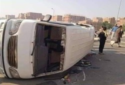 11 مصابًا في حادث انقلاب ميكروباص بصحراوي البحيرة يفتح ملف إهمال الطرق