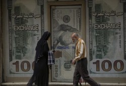 ديون الأسر المصرية تكسر حاجز التريليون ونصف.. سياسات الإفقار الحكومية تُغرق المواطنين في "مستنقع القروض"