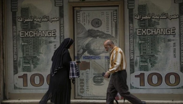 ديون الأسر المصرية تكسر حاجز التريليون ونصف.. سياسات الإفقار الحكومية تُغرق المواطنين في "مستنقع القروض"