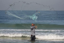 ميدل إيست آي || «يُعاملون كالمجرمين»: صيادو غزة يغامرون بكل شيء في البحر