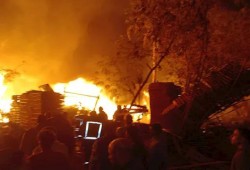 بالفيديو|| 13 مصابًا باختناقات في سلسلة حرائق صناعية وتجارية ببني سويف والقاهرة