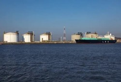 لعبة "تصدير العجز": كيف تبيع الحكومة الغاز لأوروبا بينما يغرق المواطن بفواتير الاستيراد؟