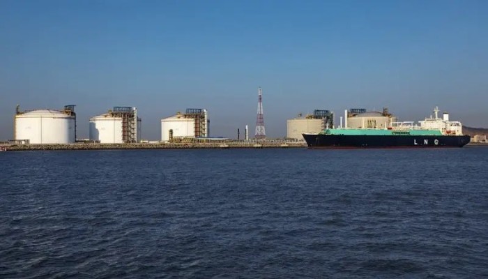 لعبة "تصدير العجز": كيف تبيع الحكومة الغاز لأوروبا بينما يغرق المواطن بفواتير الاستيراد؟