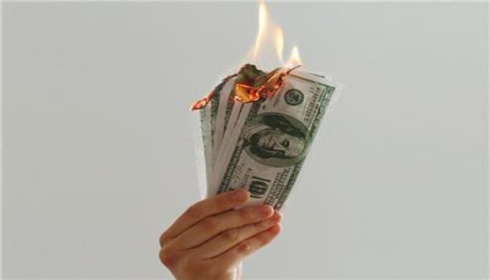 مقامرة "الأموال الساخنة" تعصف بالجنيه.. اقتصاد "الجباية والاستدانة" يضع مصر على حافة الهاوية في ختام 2025