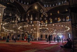 مسجد محمد علي: هل تقتل "الأفراح" روح التاريخ؟ صرخة خبراء الآثار لإنقاذ الأثر