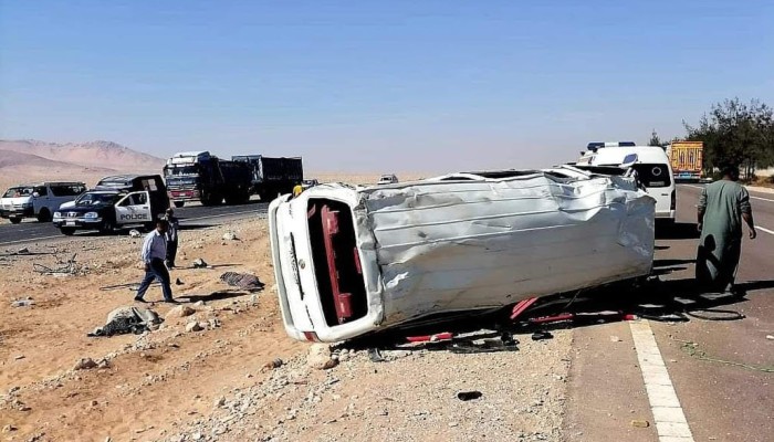 مصرع وإصابة 19 شخصًا في انقلاب ميكروباص بأسوان