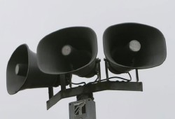 مشادة بسبب إذاعة قرآن الفجر عبر مكبرات الصوت.. وبيان شديد اللهجة للأوقاف 