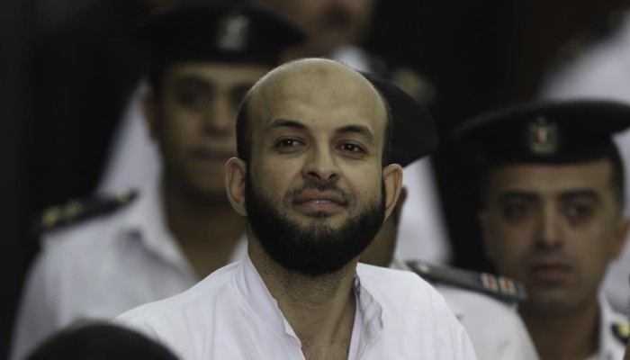 في ذكرى ميلاده الـ44.. الدكتور "أحمد عارف" يكمل سنوات الاعتقال في زنزانة انفرادية وببدلة الإعدام الحمراء