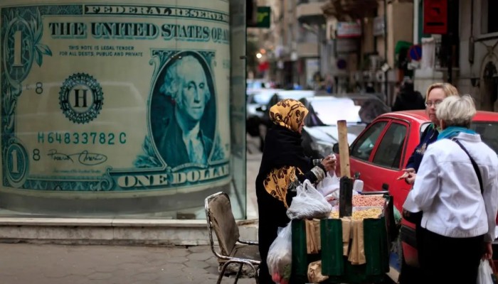 مصر تودع 2025 بثنائية "الركود والديون"... أرقام نمو "وردية" تخفي واقعاً معيشياً مؤلماً