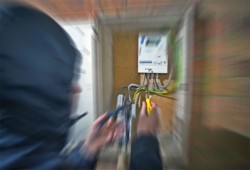 "قانون الجباية".. حبس الفقراء وتصالح الأغنياء: تعديلات الكهرباء تفجر غضباً ضد حكومة السيسي