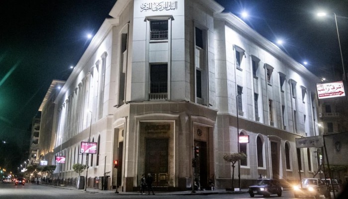 خفض الفائدة "الخجول".. هل يداوي اقتصادًا أنهكته الديون أم يمنح قبلة حياة مؤقتة لحكومة الانقلاب؟